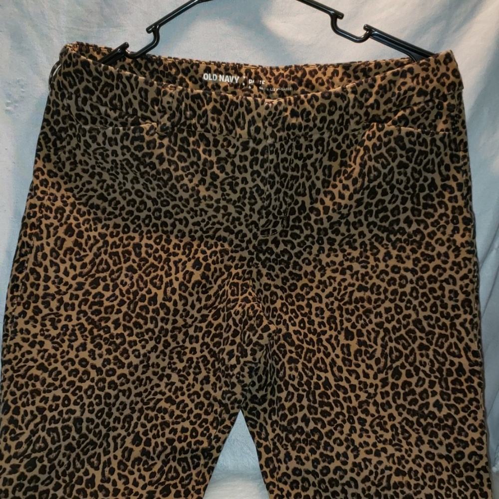 {Old Navy} Leopard Chino Pixie